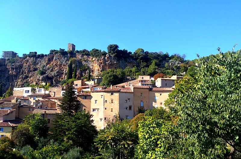 Vue du village de cotignac